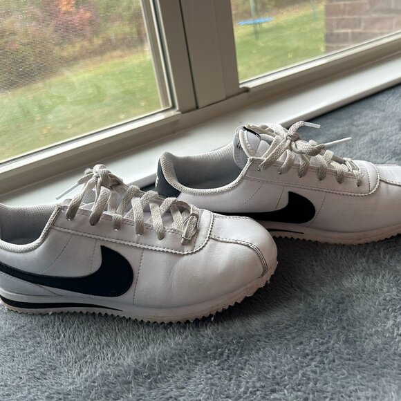 Nike Cortez Big Kids' Shoes (White/Black) GUC Size 4Y - Picture 2 of 6